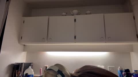 stage Kylie Sinner  brand CLITBAIT online show from February 18, 10:47 pm