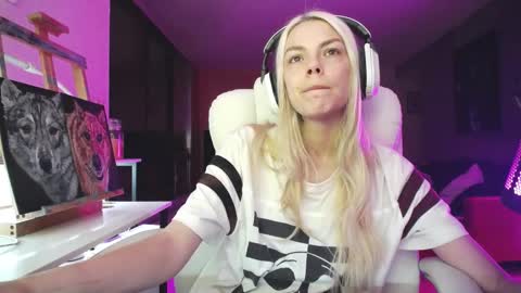 stage Kylie Sinner  brand CLITBAIT online show from October 15, 7:19 am