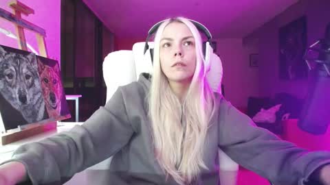 stage Kylie Sinner  brand CLITBAIT online show from October 31, 8:37 am