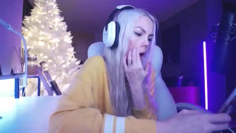 stage Kylie Sinner  brand CLITBAIT online show from February 5, 9:36 am