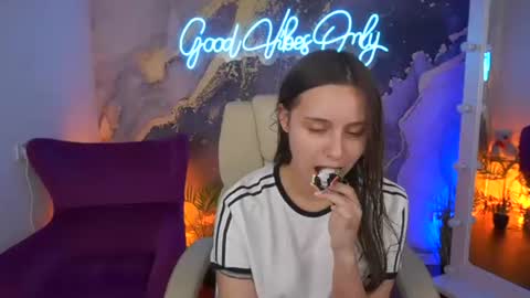 tinynataliee online show from June 26, 7:46 am