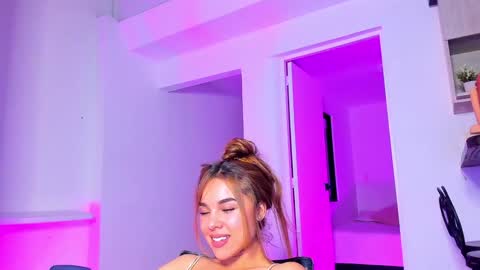 Snapshot of tinyw0nder chatting on January 27, 10:38 pm Instagram tinyw0nder online show from January 27, 10:38 pm