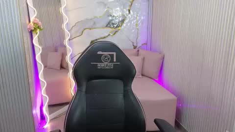 Tiphanyy  online show from February 18, 7:21 pm