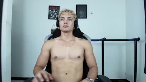 Snapshot of titan_fitness chatting on June 23, 11:58 pm Kevin online show from June 23, 11:58 pm