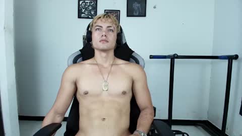 Snapshot of titan_fitness chatting on July 2, 1:27 am Kevin online show from July 2, 1:27 am