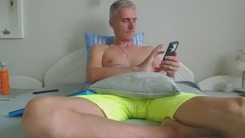 Daniel Bisexual uncut 20cm online show from September 13, 5:51 am