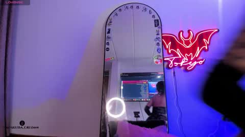   Independent model online show from January 8, 11:29 pm