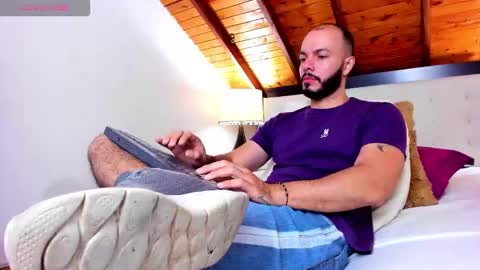 Snapshot of tom_bailey_ chatting on October 23, 1:43 pm   online show from October 23, 1:43 pm