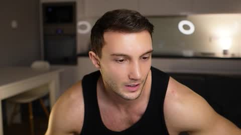 Tom online show from December 18, 7:53 pm