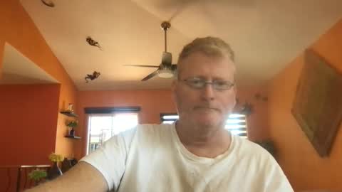 Snapshot of tomascausa chatting on April 21, 6:55 pm Hola online show from April 21, 6:55 pm
