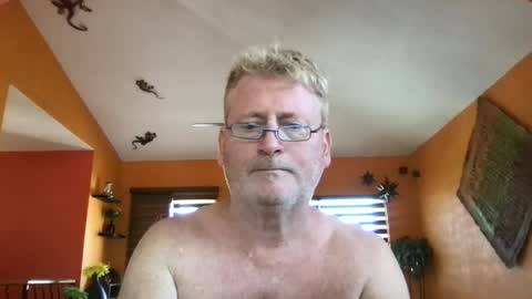 Snapshot of tomascausa chatting on July 6, 11:18 pm Hola online show from July 6, 11:18 pm