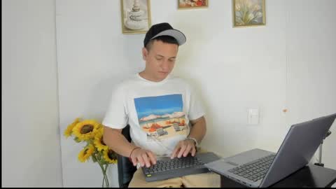 tomasstyl_ online show from June 2, 6:32 pm