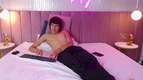 Snapshot of tombakker chatting on December 1, 4:29 pm Tomm online show from December 1, 4:29 pm