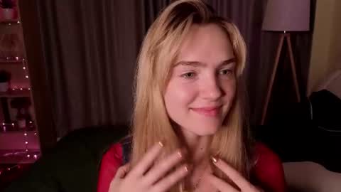 Snapshot of tomikavilandre chatting on June 25, 7:29 pm Lana online show from June 25, 7:29 pm