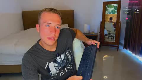 Snapshot of tommy_cumfinger chatting on October 1, 1:55 am Tommy online show from October 1, 1:55 am