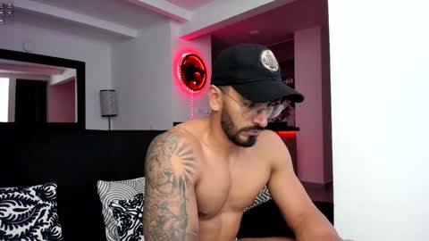 Snapshot of tony_muscle1 chatting on December 23, 12:35 am tony muscle1 online show from December 23, 12:35 am