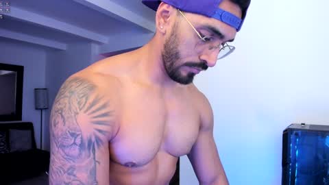Snapshot of tony_muscle1 chatting on January 6, 3:20 am tony muscle1 online show from January 6, 3:20 am