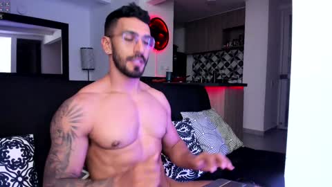 Snapshot of tony_muscle1 chatting on January 8, 1:11 am tony muscle1 online show from January 8, 1:11 am