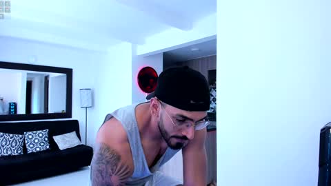 Snapshot of tony_muscle1 chatting on January 16, 10:02 pm tony muscle1 online show from January 16, 10:02 pm