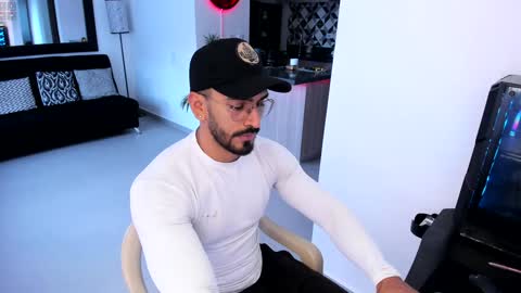 Snapshot of tony_muscle1 chatting on January 17, 10:23 pm tony muscle1 online show from January 17, 10:23 pm