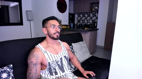 Snapshot of tony_muscle1 chatting on January 18, 4:37 am tony muscle1 online show from January 18, 4:37 am
