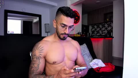 Snapshot of tony_muscle1 chatting on January 24, 12:52 am tony muscle1 online show from January 24, 12:52 am
