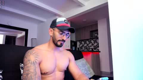 Snapshot of tony_muscle1 chatting on February 3, 12:58 am tony muscle1 online show from February 3, 12:58 am