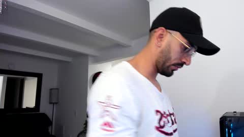 Snapshot of tony_muscle1 chatting on February 6, 9:53 am tony muscle1 online show from February 6, 9:53 am