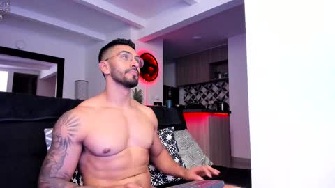 Snapshot of tony_muscle1 chatting on February 7, 1:15 am tony muscle1 online show from February 7, 1:15 am
