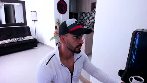 Snapshot of tony_muscle1 chatting on February 7, 12:17 pm tony muscle1 online show from February 7, 12:17 pm