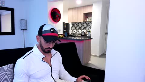 Snapshot of tony_muscle1 chatting on February 8, 11:44 am tony muscle1 online show from February 8, 11:44 am
