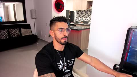 Snapshot of tony_muscle1 chatting on February 9, 1:22 am tony muscle1 online show from February 9, 1:22 am