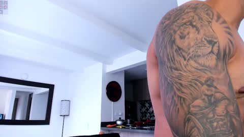 Snapshot of tony_muscle1 chatting on February 9, 10:00 pm tony muscle1 online show from February 9, 10:00 pm