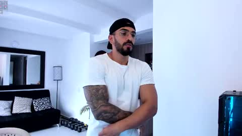 Snapshot of tony_muscle1 chatting on February 15, 9:37 pm tony muscle1 online show from February 15, 9:37 pm