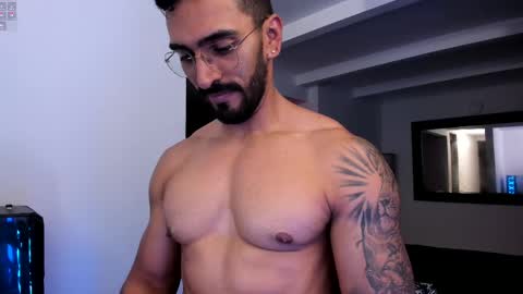 Snapshot of tony_muscle1 chatting on February 17, 1:47 am tony muscle1 online show from February 17, 1:47 am