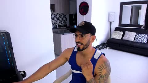 Snapshot of tony_muscle1 chatting on March 2, 5:14 pm tony muscle1 online show from March 2, 5:14 pm