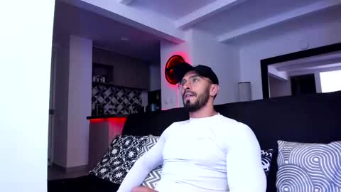 Snapshot of tony_muscle1 chatting on March 4, 12:29 am tony muscle1 online show from March 4, 12:29 am