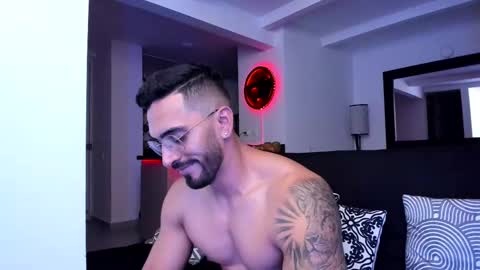 Snapshot of tony_muscle1 chatting on March 6, 1:58 am tony muscle1 online show from March 6, 1:58 am