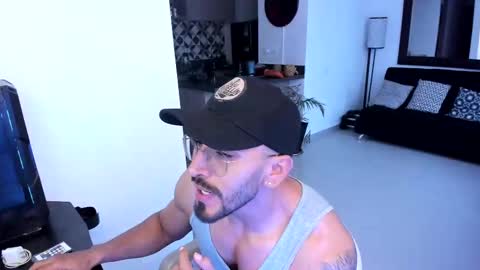 Snapshot of tony_muscle1 chatting on March 7, 11:05 pm tony muscle1 online show from March 7, 11:05 pm