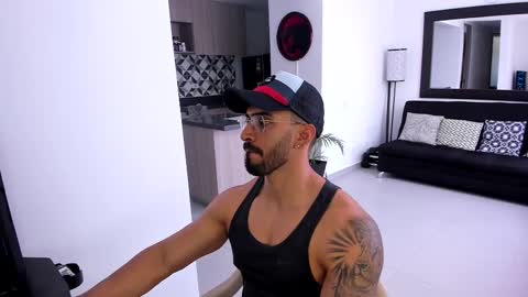 Snapshot of tony_muscle1 chatting on March 9, 5:17 pm tony muscle1 online show from March 9, 5:17 pm
