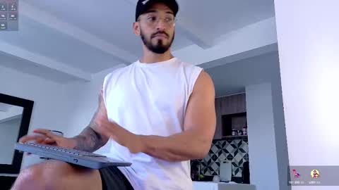 Snapshot of tony_muscle1 chatting on September 22, 9:17 pm tony muscle1 online show from September 22, 9:17 pm