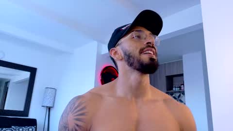 Snapshot of tony_muscle1 chatting on September 23, 9:29 pm tony muscle1 online show from September 23, 9:29 pm