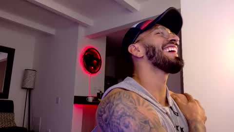 Snapshot of tony_muscle1 chatting on October 5, 11:02 pm tony muscle1 online show from October 5, 11:02 pm