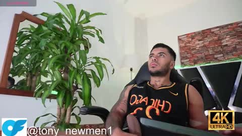 Snapshot of tony_newmen chatting on December 19, 2:02 pm tony online show from December 19, 2:02 pm