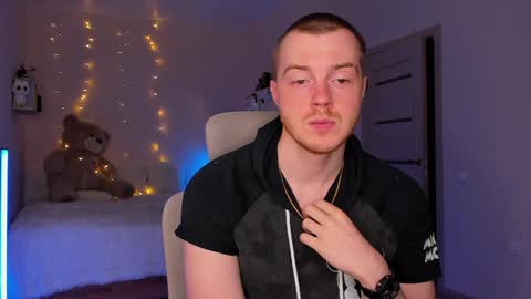 Snapshot of toohornyserj chatting on December 12, 7:59 pm toohornyserj online show from December 12, 7:59 pm