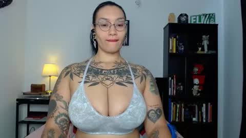 Snapshot of toothyy chatting on May 18, 12:22 pm toothyy online show from May 18, 12:22 pm