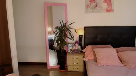 Traci online show from December 18, 11:49 am