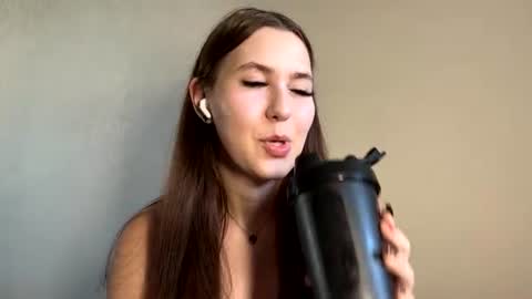 Snapshot of tracievanier chatting on June 14, 2:19 pm Thea online show from June 14, 2:19 pm