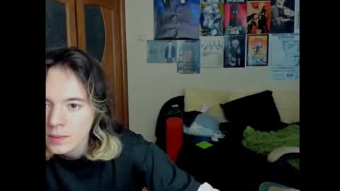 Snapshot of traharaaa chatting on December 17, 2:12 pm Ariana and Erik online show from December 17, 2:12 pm