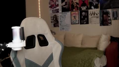 Snapshot of traharaaa chatting on February 5, 4:44 pm Ariana and Erik online show from February 5, 4:44 pm